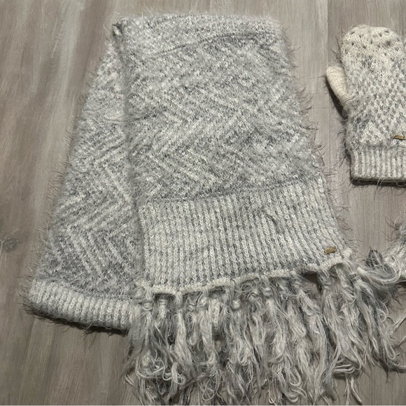 Hampton Republic 27 White Silver Soft Hat Beanie Gloves Mittens Scarf Scarve Set - Picture 5 of 5